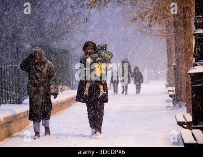 Parigi, Francia. 7 gennaio 2026. © PHOTOPQR/LE PARISIEN/Delphine Goldsztejn ; Parigi ; 07/01/2026 ; Neige et verglas : 38 départements placés en vigilance Orange par Météo-France ce mercredi un nouvel épisode neigeux va toucher le pays ce mercredi Paris le 07/01/2026 foto : Delphine Goldsztejn nevicate in Francia, il 7 gennaio 2026 credito: MAXPPP/Alamy News Live Foto Stock