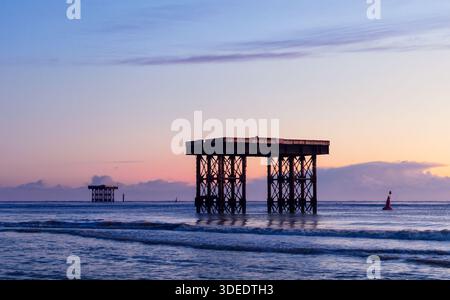 Vista delle torri di raffreddamento offshore della centrale nucleare di Sizewell, vicino al sito della prossima centrale elettrica di Sizewell C. Foto Stock