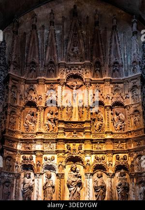 Intricato altare religioso in legno con figure e scene scolpite. Foto Stock