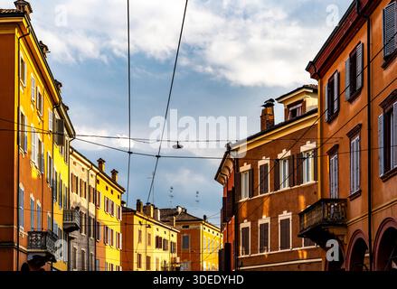 Edifici colorati con persiane sotto un cielo nuvoloso Foto Stock