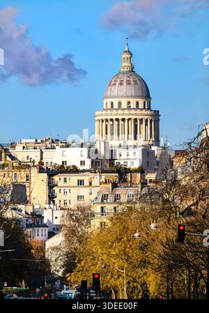 Il monumento del Pantheon si trova a Parigi, in Francia. Lo skyline della città presenta la storica cupola che si innalza sopra edifici residenziali e tetti in zinco sotto un cielo blu Foto Stock