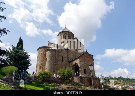 Chiesa Metekhi della Natività della madre di Dio Vergine Maria Assunta Chiesa cristiana ortodossa nella città vecchia di Tbilisi, Georgia, Europa Foto Stock