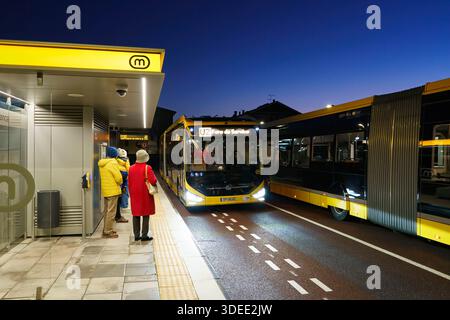 La gente aspetta presso una fermata del Metrobus a Coimbra, Portogallo, Europa Foto Stock