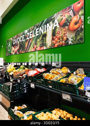 Brno, Repubblica Ceca - 29 novembre 2025: Vivace esposizione di frutta e verdura in un corridoio di prodotti del supermercato. Foto Stock