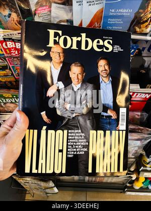 Brno, Repubblica Ceca - 29 novembre 2025: Tre fiduciosi dirigenti si mettono insieme sulla copertina di Forbes per un'edizione ceca di Praga. Foto Stock