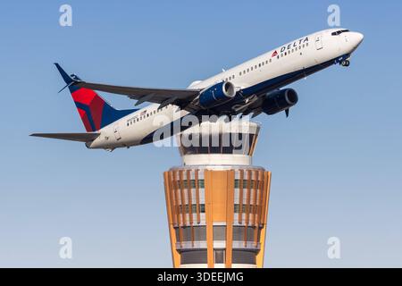 Delta Air Lines Boeing 737-900ER Flugzeug Flughafen Phoenix in den Vereinigten Staaten Phoenix, Vereinigte Staaten - 10. Novembre 2025: Ein Boeing 737-900ER Flugzeug der Delta Air Lines mit dem Kennzeichen N925DZ auf dem Flughafen Phoenix, Vereinigte Staaten. *** Delta Air Lines Boeing 737 900ER Aircraft Phoenix Airport negli Stati Uniti Phoenix, Stati Uniti 10 novembre 2025 Un aeromobile Delta Air Lines Boeing 737 900ER con registrazione N925DZ presso Phoenix Airport, Stati Uniti Foto Stock