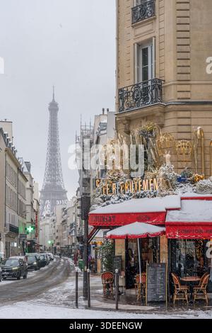 Parigi, Francia - 01 07 2026: Via Saint-Dominique: Vista di un famoso bar decorato per Natale e della Torre Eiffel sullo sfondo sotto la neve Foto Stock