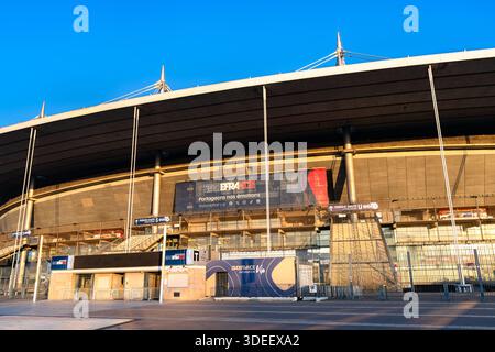 Saint-Denis, Francia - 29 dicembre 2025: L'esterno dello stadio Stade de France si trova nella periferia di Parigi. Architettura moderna con ingresso VIP A. Foto Stock