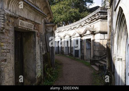 Storico mausoleo vittoriano a Highgate Cemetery, Londra, Regno Unito Foto Stock