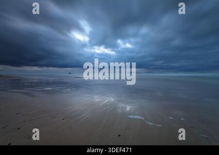Cielo tempestoso sul Mar Baltico lungo la costa lituana al tramonto, in Lituania Foto Stock