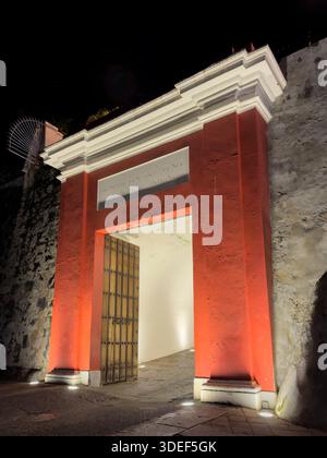 Porta d'ingresso alla vecchia San Juan, conosciuta come la Puerta de San Juan illuminata di notte. Foto Stock