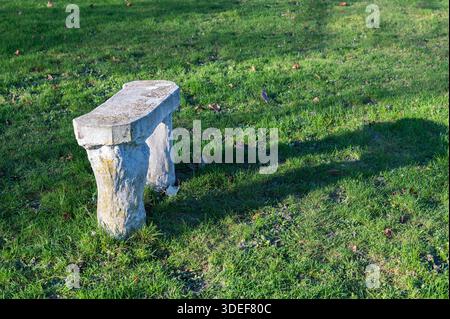 Ambiente all'aperto sereno con posti a sedere invecchiati e vibranti dintorni naturali Foto Stock