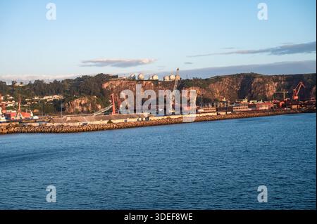 Vista sul porto con gru industriali nel porto di Gijon, Spagna Foto Stock