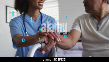 Posizionamento dell'infermiere in scrub blu e stetoscopio a supporto del paziente anziano a letto con rivestimento binario e deambulatore Foto Stock