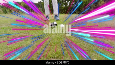 Posizionamento di una golfista donna allineata al pilota dietro la palla da golf su tee box, scarpe blu, strisce al neon Foto Stock