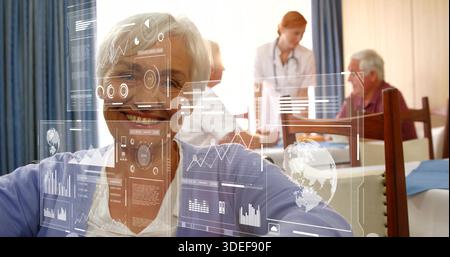 Lente per anziani sorridente in sala da pranzo, infermiera, cappotto bianco con stetoscopio, appoggiato su HUD uomo Foto Stock