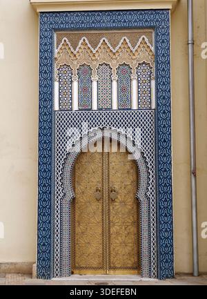 Porta principale, Palazzo reale o Dar al-Makhzen, Place des Alaouites, Fez, Regno del Marocco, Nord Africa, sito patrimonio dell'umanità dell'UNESCO Foto Stock
