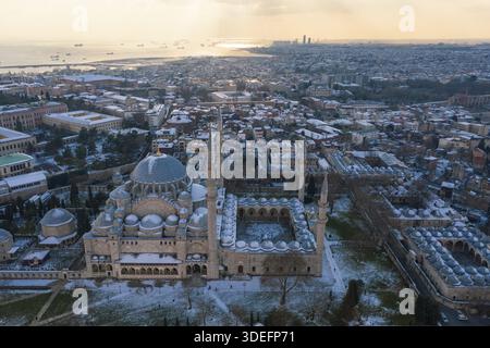 Vista aerea della Moschea Suleymaniye sotto una coperta di neve, con le sue cupole e minareti in contrasto con il cielo invernale, Istanbul, İstanbul, Tur Foto Stock