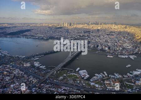 Vista aerea delle acque del Corno d'Oro che riflettono il cielo mentre il ponte della metropolitana di Halic attraversa il paesaggio, Istanbul, İstanbul, Turkiye. Foto Stock