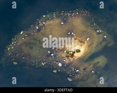 Vista aerea di una piccola isola con bordi rocciosi e un gruppo di alberi intorno a un edificio, circondata da acque blu profonde, New London, New Hampshire, uni Foto Stock