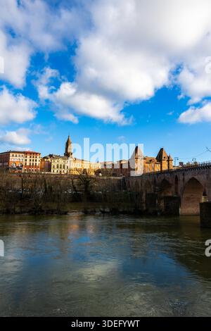 Panorama del centro di Montauban con il Museo Ingres e la Chiesa di San Giacomo, vista dalla riva del fiume Tarn Foto Stock