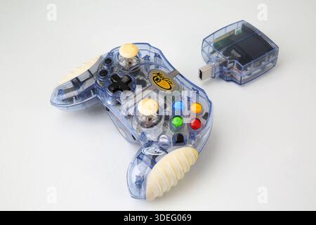 Trasparente Mad Catz Wireless Original Microsoft Xbox Controller e ricevitore Foto Stock