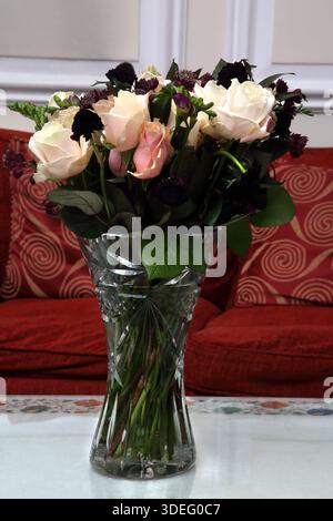 Bouquet di rose bianche e rosa in un vaso di cristallo tagliato su un tavolo di marmo Foto Stock