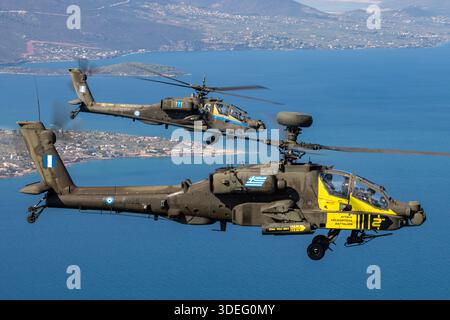 Due elicotteri Apache Longbow dell'esercito greco AH-64DHA operati dall'esercito ellenico sono fotografati in volo durante la Athens Flying Week 2025. L'aeromobile mostra le immatricolazioni ES1028 ed ES1019 e gli esemplari seriali HA008 e PV894. Costruito da McDonnell Douglas e Boeing, l'AH-64DHA è un elicottero d'attacco dedicato alimentato da due motori turboalbero General Electric T700-GE-701D. Le caratteristiche principali includono un layout del cockpit tandem, avionica avanzata e un radar montato su montante per l'acquisizione dei target. Foto Stock