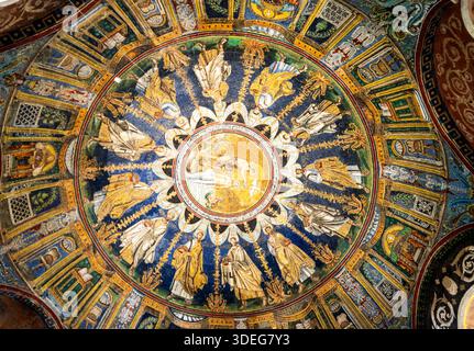 Intricato soffitto a mosaico con figure e simboli religiosi Foto Stock