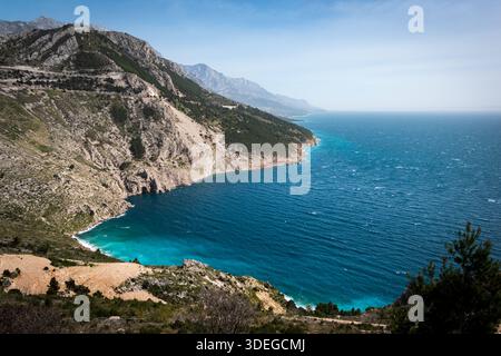 Vruje Vista - Un suggestivo panorama costiero dove le aspre scogliere croate incontrano il turchese Mare Adriatico Foto Stock