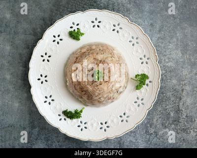 Aspic di carne decorata con prezzemolo. Vista dall'alto Foto Stock