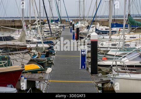 Marina piena di yacht e barche con lungo pontone in legno che attraversa il centro di Ryde sulla costa dell'isola di wight nel Regno Unito Foto Stock
