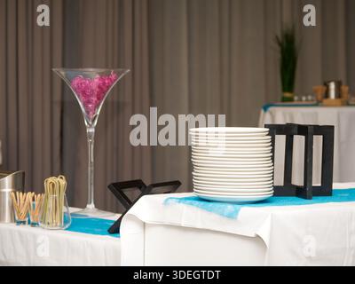 Selezione di stuzzichini gourmet che includono mini quiches, panini a strati e verrines di gamberi serviti presso un buffet di catering. Foto Stock