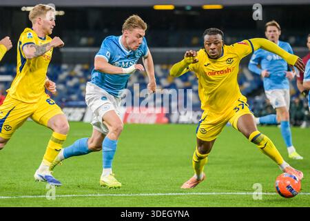 Napoli, Italia. 7 gennaio 2026. NAPOLI, ITALIA - 7 GENNAIO: Roberto Gagliardini dell'Hellas Verona, Rasmus Hojlund della SSC Napoli, Armel bella-Kotchap dell'Hellas Verona durante la partita italiana di serie A Enilive tra SSC Napoli e Hellas Verona allo Stadio Diego Armando Maradona il 7 gennaio 2026 a Napoli. (Foto di Ciro Santangelo/Orange Pictures) credito: Orange Pics BV/Alamy Live News Foto Stock