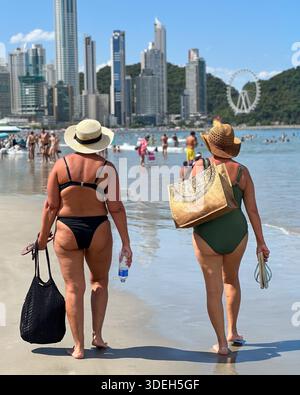 Donne anziane che camminano lungo il litorale della spiaggia. Balneário Camboriú, Santa Catarina, Brasile. 01/03/2026 Foto Stock