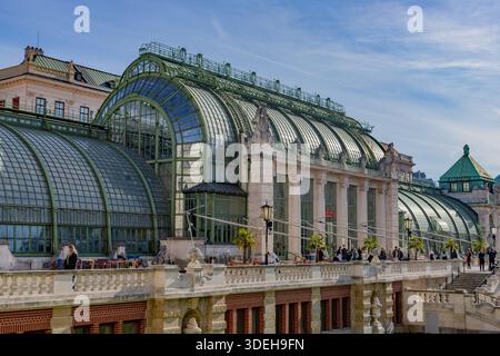 Vienna, Austria: 21 ottobre 2025: Palmenhaus Glasshouse con architettura Art Nouveau a Burggarten Foto Stock