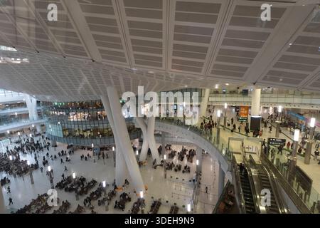 I passeggeri della stazione di Hong Kong West Kowloon, un hub ferroviario ad alta velocità, attendono i treni. Foto Stock