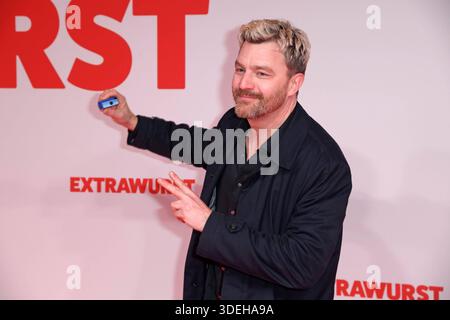 Friedrich Mücke bei der Weltpremiere des Kinofilms EXTRAWURST im Lichtburg Kino in Essen am 07.01.2026 *** Friedrich Mücke alla prima mondiale del film EXTRAWURST al cinema Lichtburg di Essen il 07 01 2026 Foto Stock