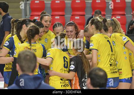 Roma, Italia. 7 gennaio 2026. Le giocatrici del Nuvoli Altafratte Padova celebrano la vittoria della partita dei quarti di finale della Coppa di pallavolo femminile di serie A2 tra Roma Volley Club e Nuvoli Altafratte Padova il 7 gennaio 2026 al Palazzetto dello Sport di Roma, Italia Credit: Independent Photo Agency/Alamy Live News Foto Stock