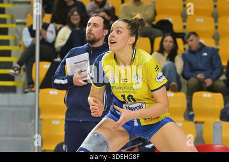 Roma, Italia. 7 gennaio 2026. Martina Stocco (Nuvoli Altafratte Padova) durò la partita dei quarti di finale della Coppa di pallavolo femminile di serie A2 tra Roma Volley Club e Nuvoli Altafratte Padova il 7 gennaio 2026 al Palazzetto dello Sport di Roma, Italia Credit: Independent Photo Agency/Alamy Live News Foto Stock