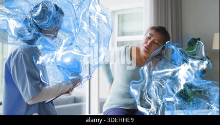 Donna coreana seduta che si tiene a letto a casa, uomo in scrub che nota appunti, rivestimento blu Foto Stock
