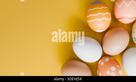 Uova di Pasqua colorate dipinte su sfondo giallo spazio copia. rendering 3d. Foto Stock