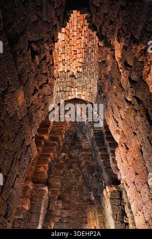 Vista interna dello stretto passaggio in mattoni antichi all'interno del prang di Wat Ratchaburana (noto anche come Wat Ratburana) ad Ayutthaya, Thailandia Foto Stock