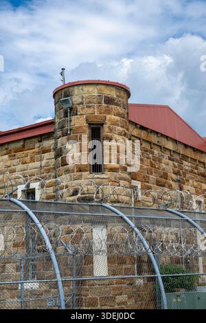 Lansing, Kansas. Torre di guardia della prigione barrata con recinzione in filo metallico. Foto Stock