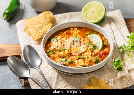 Saporita zuppa di tortilla di pollo fatta in casa con fagioli e mais Foto Stock