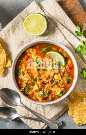 Saporita zuppa di tortilla di pollo fatta in casa con fagioli e mais Foto Stock