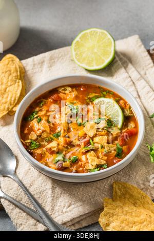 Saporita zuppa di tortilla di pollo fatta in casa con fagioli e mais Foto Stock