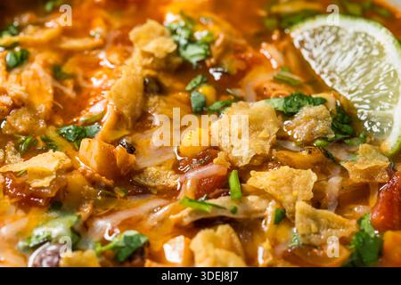 Saporita zuppa di tortilla di pollo fatta in casa con fagioli e mais Foto Stock