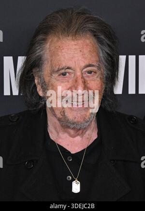 Los Angeles, Stati Uniti. 7 gennaio 2026. Al Pacino arriva alla proiezione di Los Angeles di "Dead Man's Wire" tenutasi all'AMC The Grove 14 il 7 gennaio 2026 a Los Angeles, CA. © Starbuck/ Credit: AFF/Alamy Live News Foto Stock