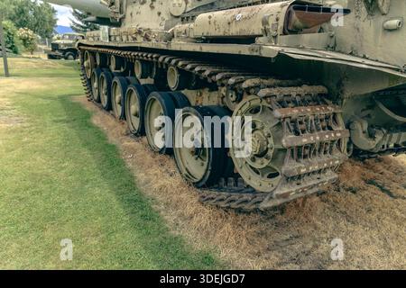 Le piste del carro armato militare Rusty sono ricche di dettagli all'aperto Foto Stock